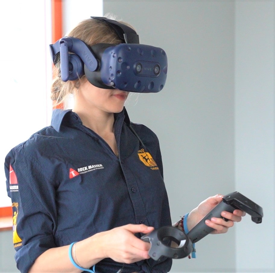 Kobieta używająca okularów VR z kontrolerami w dłoniach