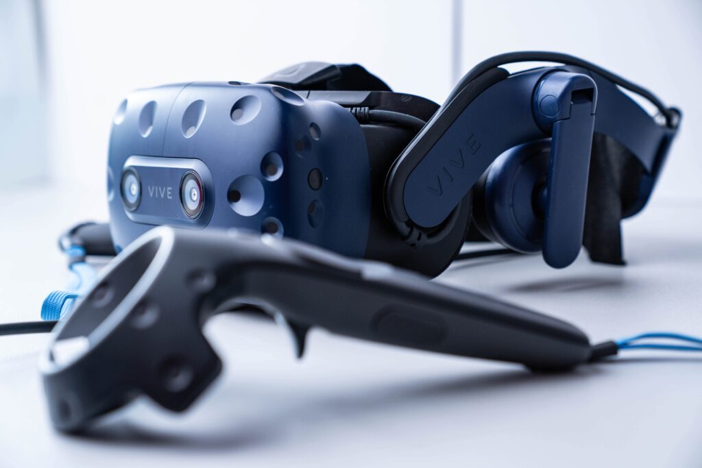 Zestaw VR Vive z kontrolerem i goglami na białym tle